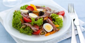 Le Figaro: Accord mets/vins : que boire avec... une salade niçoise